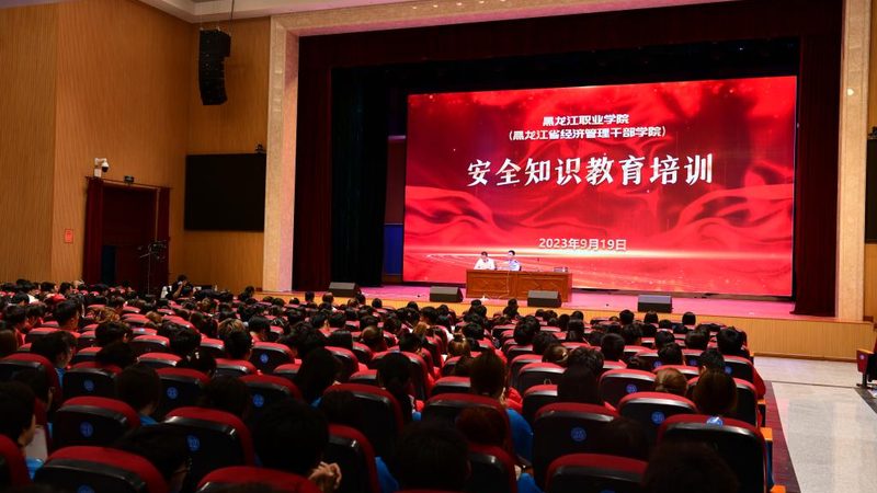 网络课程平台的功能繁多，但大致可以分为以下几个类别：